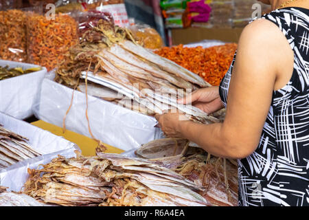 Pesce essiccato nel mercato locale in tinta, Vietnam. Foto Stock