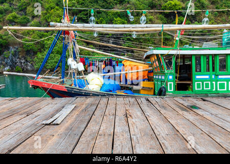 Halong Bay, Vietnam. Unesco - Sito Patrimonio dell'umanità. Imbarcazioni di pesca artigianale. Villaggio galleggiante. Foto Stock