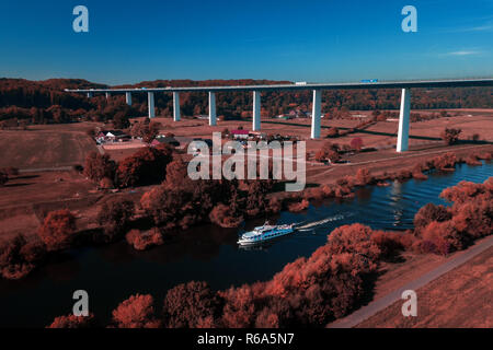 Ponte Ruhrtal in autunno (artistico) con nave bianca Foto Stock