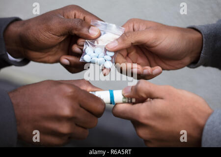 Lo scambio di droga per banconote Foto Stock