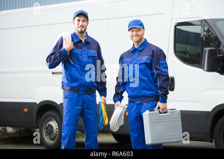 Sorridente aggiustatore con Toolbox e cavo Foto Stock