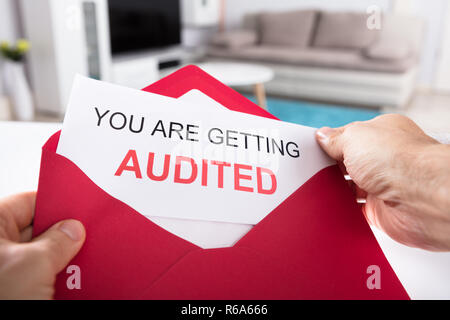 Persona in possesso si sono sempre sottoposti a verifica carta nella busta Foto Stock