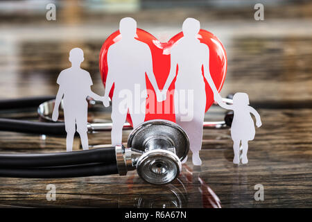 Close-up della famiglia tagliati fuori e cuore rosso Foto Stock