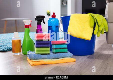 Prodotti per la pulizia della casa e stracci sul pavimento. Liquidi chimici  per la pulizia. Mantenimento della pulizia Foto stock - Alamy