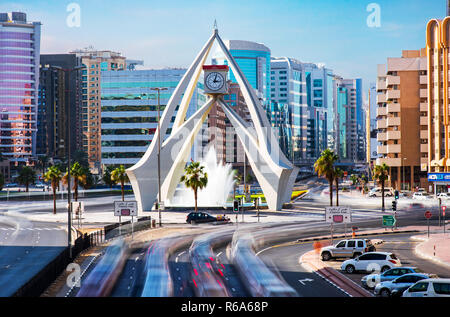 Dubai, Emirati Arabi Uniti - 30 Novembre 2018: Deira clock tower roundabout, un vecchio segno distintivo di Dubai costruito nel 1965 Foto Stock