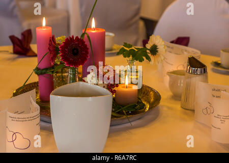 Invitante coperti da tavola in una sala da pranzo Foto Stock