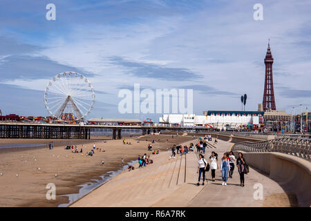 Spiaggia, il lungomare, il molo centrale con ruota panoramica Ferris e torre di Blackpool Lancashire Regno Unito Foto Stock