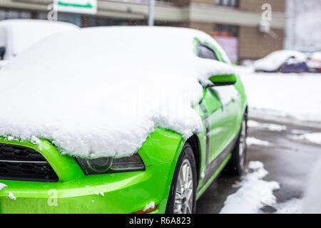 Kiev, Ucraina - Febbraio 09. 2018: La potente Ford Mustang Boss Edition parcheggiata all'aperto sotto la neve durante il giorno d'inverno luminoso Foto Stock