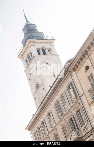 Palazzo della torre con orologio Tower nel centro di Cuneo Foto Stock