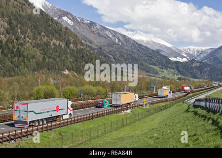 Il traffico in transito sull'autostrada del Brennero a Vipiteno Foto Stock