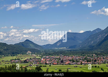 Idyllisches Dorf Im loisach Foto Stock