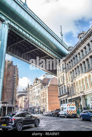 Street View di lato in Newcastle upon Tyne sotto il Tyne Bridge Foto Stock