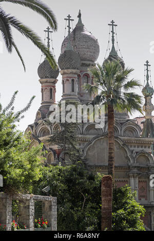 La cupola a cipolla chiesa di San Basilio è reminiscenza dei molti ricchi russi che hanno goduto di qui il mite clima mediterraneo in villa signorile Foto Stock