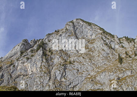 Il Benedetto parete è a 1801 m di altezza di picco nelle Prealpi bavaresi tra Jachenau nel sud e Benediktbeuern nel Nord Foto Stock