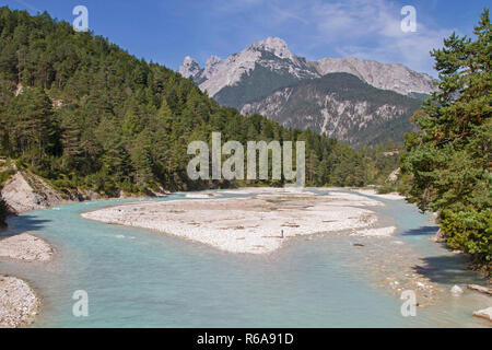 A Scharnitz, l'Isar lascia la selvaggia Valle Hinterau e lascia l'Austria Foto Stock