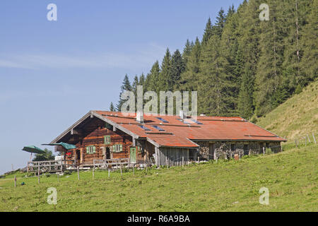 L idillico Baumoosalm giace tra i picchi della Hoher Traithen e il Brünnstein nelle Alpi Bavaresi Foto Stock