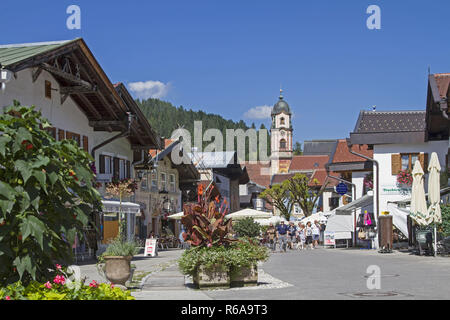 Mittenwald è una popolare destinazione turistica in Alto Valle Isar e giace tra Karwendel e le montagne del Wetterstein Foto Stock