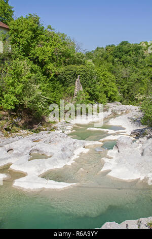 Nella parte superiore del fiume Mirna in Istria Troverete molti idilliaco Viste dettagliate Foto Stock