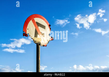 Nessun segno di parcheggio corrosi dal mare d'aria. Florianopolis, Santa Catarina, Brasile. Foto Stock