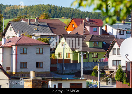 Piccolo villaggio nella stagione autunnale Foto Stock