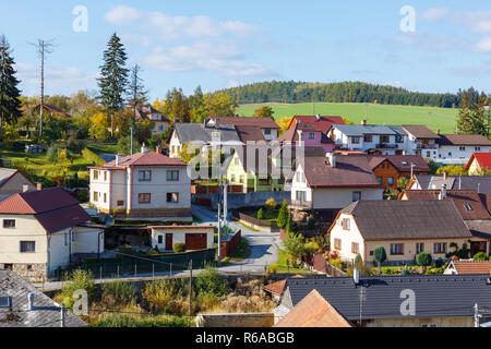 Piccolo villaggio nella stagione autunnale Foto Stock