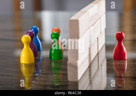 Il rosso e il blu figurina Paw separati da blocchi di legno Foto Stock