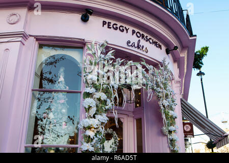 LONDON, Regno Unito - Novembre 30th, 2018: Elegante cake shop nella sistemazione di Chelsea sono è decorato per il Natale Foto Stock