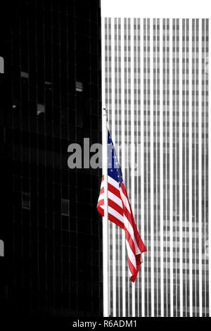 Bandiera nella parte anteriore del grattacielo moderno Foto Stock
