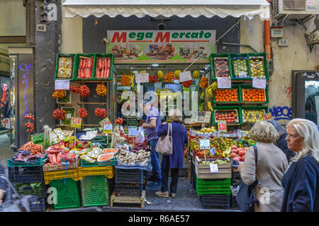 La frutta e la verdura, mercato settimanale, La Pignasecca, Quartiere Spagnoli, Napoli, Italia, Obst und Gemuese, Wochenmarkt, Spanisches Viertel, Neapel, Italien Foto Stock