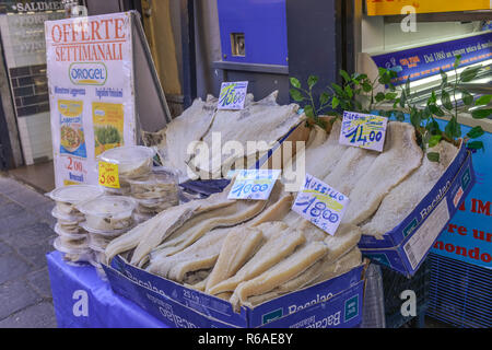 Pesce secco, pescivendolo, mercato settimanale, La Pignasecca, Quartiere Spagnoli, Napoli, Italia, Trockenfisch, Fischhandlung, Wochenmarkt, Spanisches Viertel, Ne Foto Stock