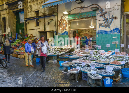 Pescivendolo, mercato settimanale, La Pignasecca, Quartiere Spagnoli, Napoli, Italia, Fischhandlung, Wochenmarkt, Spanisches Viertel, Neapel, Italien Foto Stock