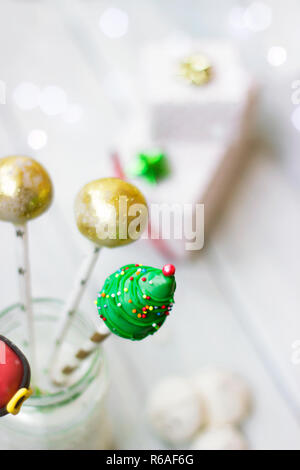 Natale torta decorata pop; sullo sfondo di vacanza Foto Stock