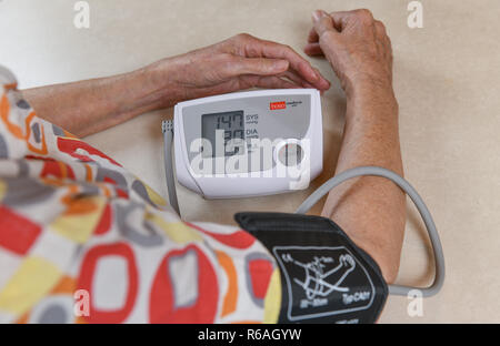 Lettura della pressione sanguigna, senior, Blutdruckmessung, Seniorin Foto Stock