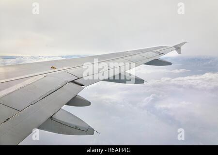 Volare su un aereo Foto Stock