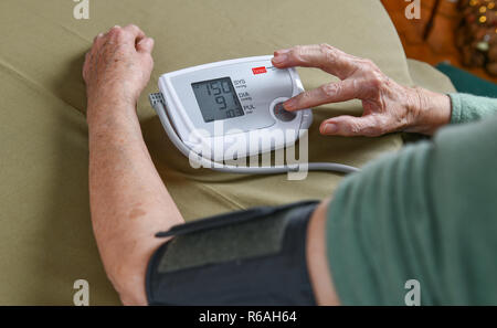 Lettura della pressione sanguigna, senior, Blutdruckmessung, Seniorin Foto Stock