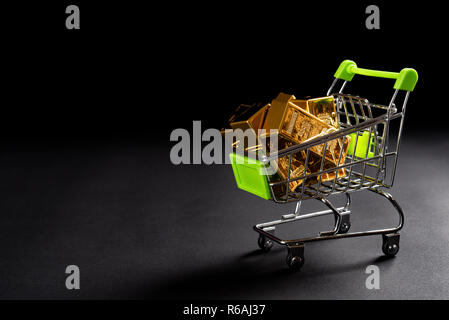 Bitcoins in un carrello su sfondo scuro Foto Stock