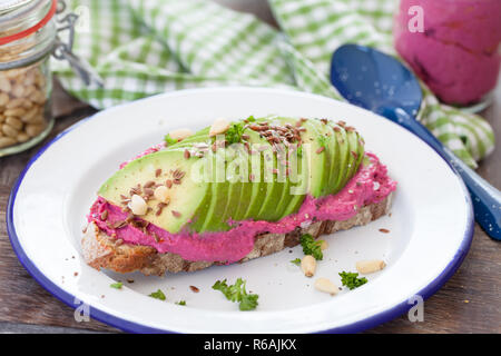 Avocado e Hummus su una fetta di pane Foto Stock