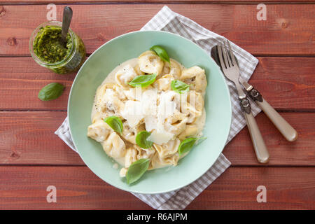 Tortellini in una salsa cremosa Foto Stock