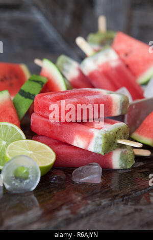 In casa Popsicles congelati Foto Stock