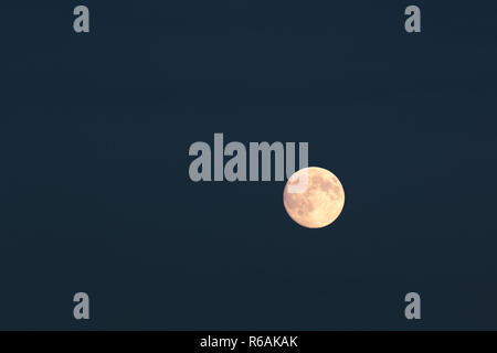 Luna piena sopra blu scuro Cielo Notturno Foto Stock
