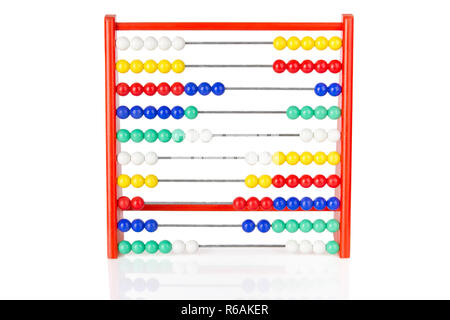 Red Abacus con sfere multicolore su sfondo bianco Foto Stock