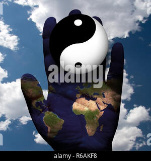 L armonia del mondo. Yin Yang - segno su una palma umana con la terra disegno superficiale Foto Stock