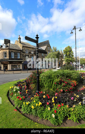 Informazioni turistiche segno, Station Road, Città a Ilkley, West Yorkshire, Inghilterra, Regno Unito Foto Stock