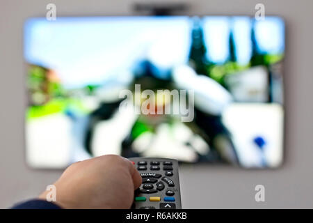 Tv e mano, premendo il telecomando Foto Stock