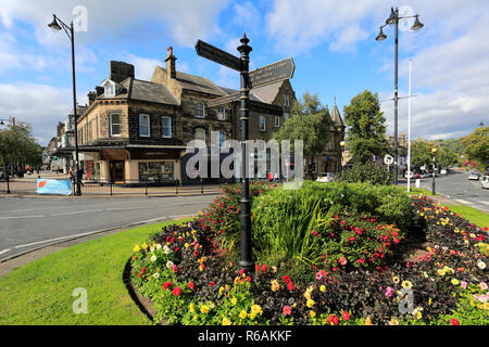 Informazioni turistiche segno, Station Road, Città a Ilkley, West Yorkshire, Inghilterra, Regno Unito Foto Stock