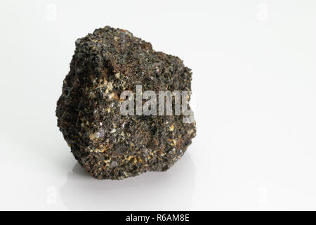 La mica è nero gruppo di foglio di silicato (fillosilicato) minerali, dal vulcano Vesuvio isolato su uno sfondo bianco, Napoli, Italia Foto Stock