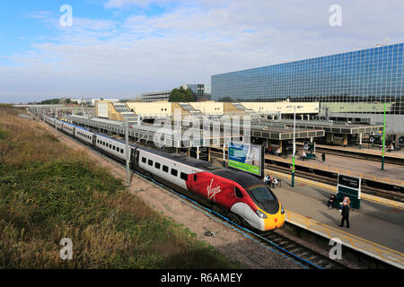 Vergine Pendalino treni a Milton Keynes stazione ferroviaria, Buckinghamshire, Inghilterra; Regno Unito Foto Stock