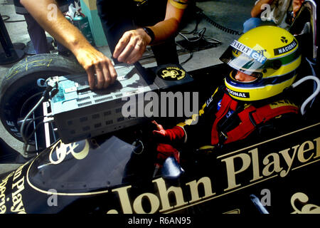 Ayrton Senna nella sua Lotus Renault presso il Grand Prix del Portogallo 1985 Foto Stock