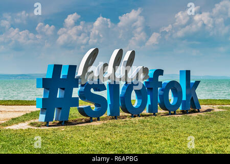 Il lettering Ciao Siofok è situato sul lungomare di Siofok, Somogy county, Sud oltre Danubio, Ungheria, Europa Foto Stock