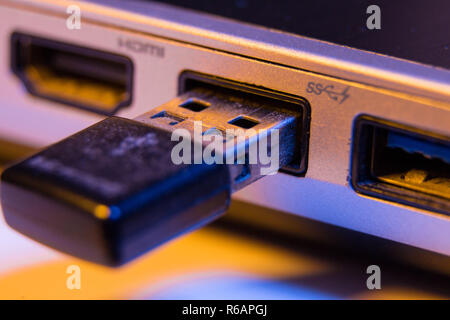 Primo piano della unità flash USB inserito nella porta sul lato di un laptop Foto Stock